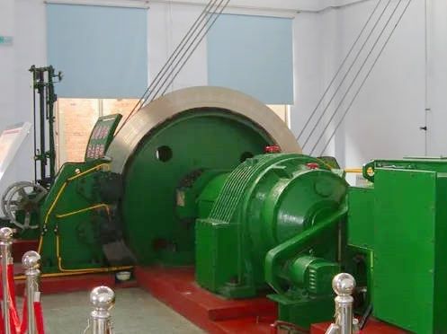 Large lifting capacity and small energy consumption of multi-rope friction mine hoist