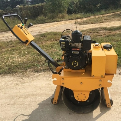 Mesin Konstruksi Tugas Berat Road Roller Ukuran Kecil Massa Operasi 770kg