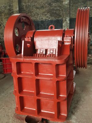 Mesin Jaw Crusher Penghancur Batu Sedang Dan Halus Dengan Kapasitas Produk 21 T / H